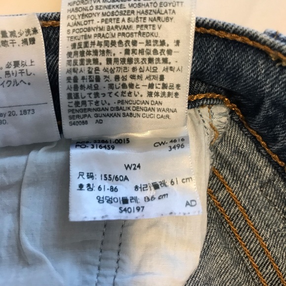 LEVIS- Medium / Dark Wash Wedgie Icon Jeans - Picture 4 of 5